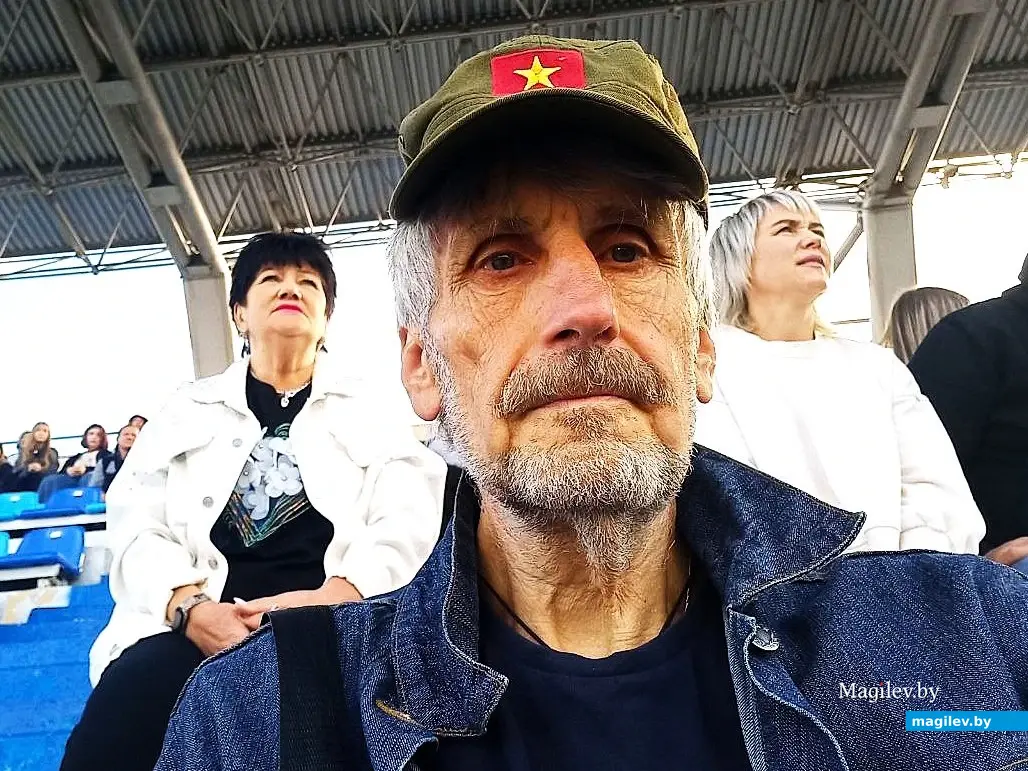 24.08.2025, Могилев, стадион «Спартак». Могилевские «семидесятники» на трибуне:«Володя, выздоравливай!».