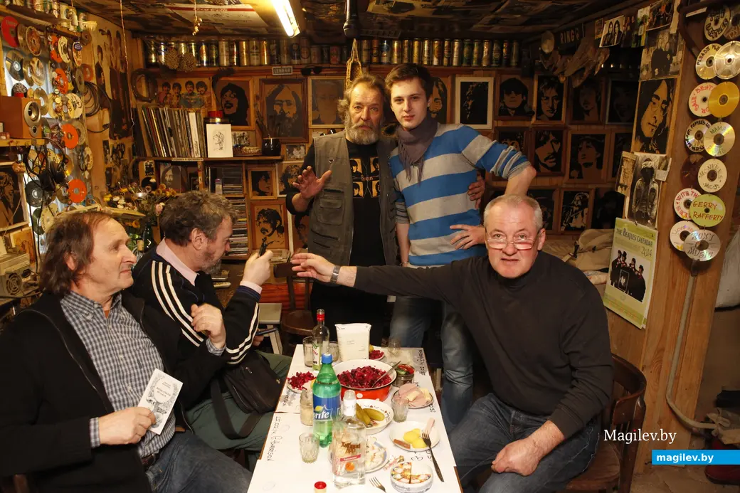 2013-й год, Могилев. Володя Кутузов принимает у себя дома друзей.