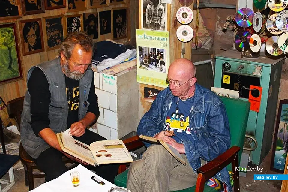 2014 год, Могилев, Папенка. Слава в битловском музейчике Володи Кутузова.