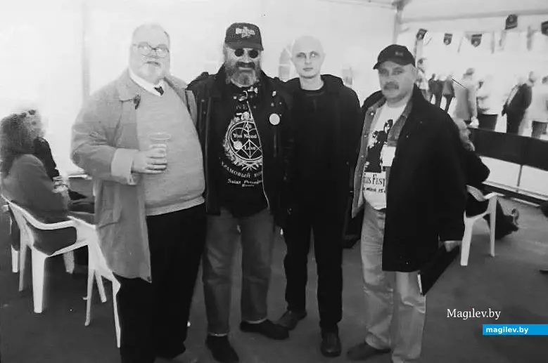 Май 2004-го года, Минск. Перед началом фестиваля «Beatles Forever». Второй слева – Коля Васин.