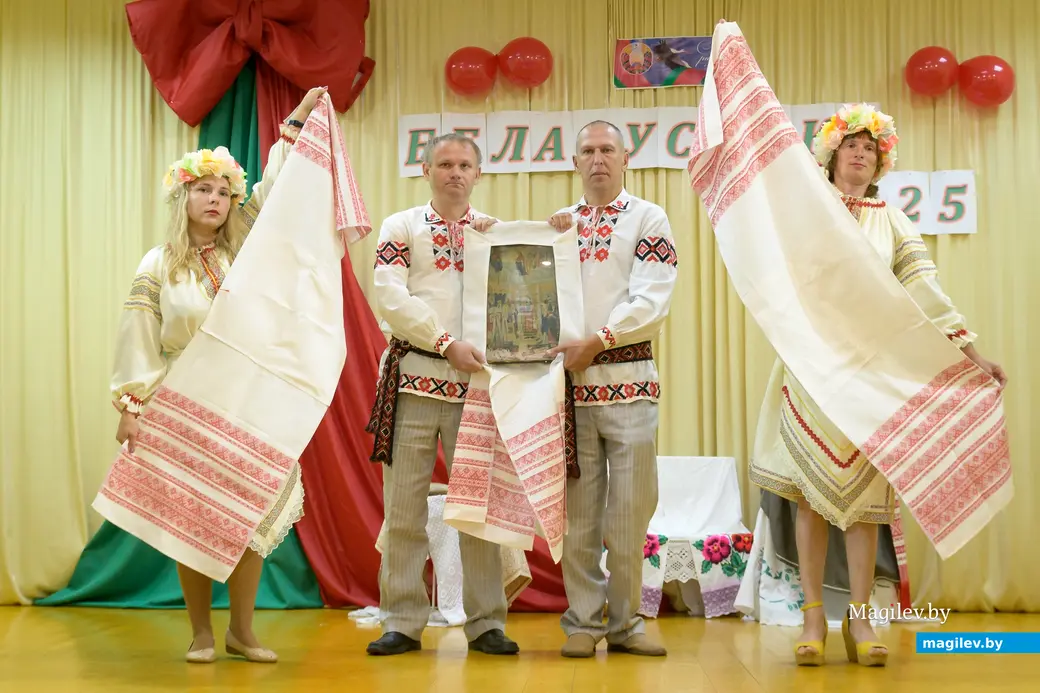 27.08.2025. Бобруйск. Межрайонный фестиваль творчества «Беларусачка-2025». «Беларускiя рушнiкi» –исполняет коллектив «Наследие» Кировского РЦСОН.