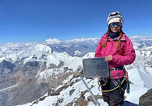 Российская альпинистка, застрявшая на пике Победы, признана пропавшей без вести