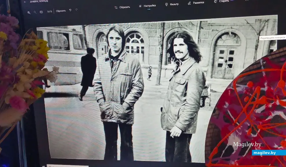 1970-е годы, Могилев. Многие хотели быть похожими на «Битлз». Как видим, кое-кому (справа Валентин Пунченко, скопировавший прическу позднего Джорджа Харрисона) это