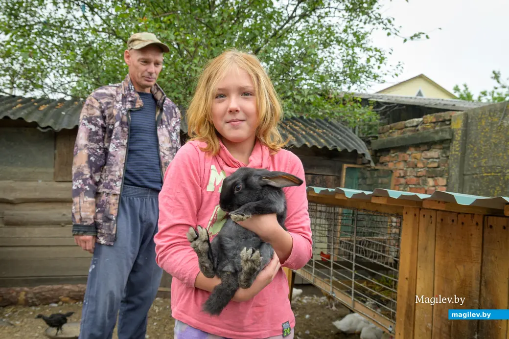 22.08.2025. Бобруйск. Фермер Сергей Филипчик разводит птицу, кроликов и свиней на домашнем подворье. На фото – его помощница дочь Евгения.