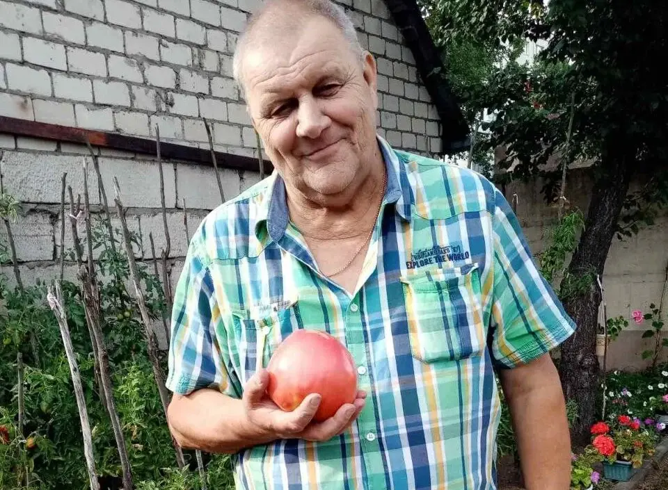 Александр Шилов на своей даче в Токарях с урожаем.