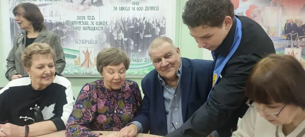 2025 г. Бобруйск. Александр Шилов с другими участниками клуба «Настаўнік» на экскурсии в музейной комнате 30-й школы. Слева от него – Лидия Сергеевна Богданова, бывший