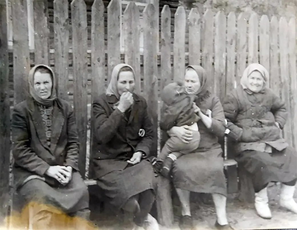 1960-е. Алена Чавлай, Анастасия Пригара, Анна Янковская, баба Параска (Емельяниха).