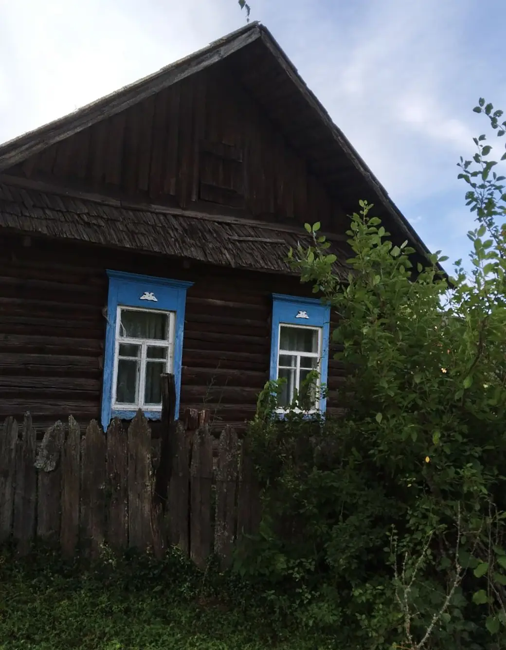 2025 г. Дом Павла Дедюли. В деревню дом был перевезен с хутора.