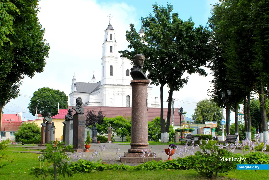 Август 2025 года. Город Глубокое. Витебская область. Аллея знаменитых земляков.