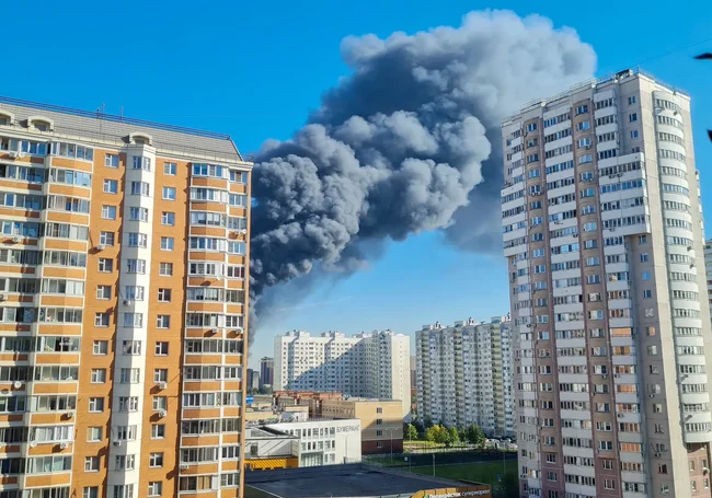 В подмосковной Балашихе загорелся крупный склад на площади 4 тысячи «квадратов»