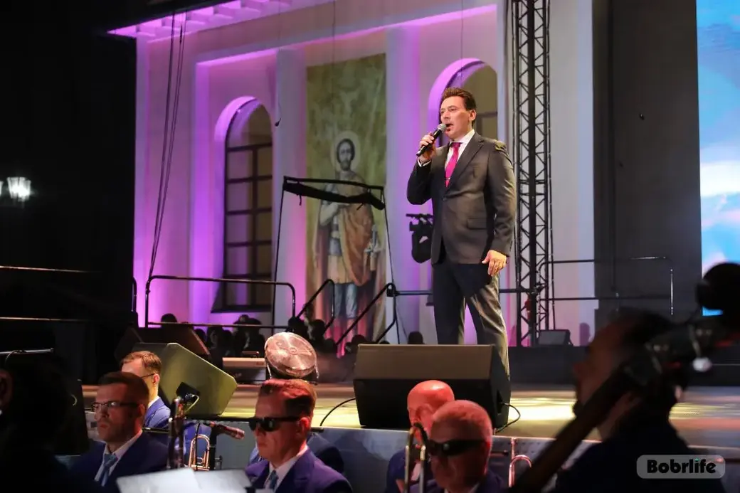 30 августа 2025 года. Духовно-просветительский молодежный фестиваль «Добрыя людзi». Выступает Руслан Алехно. Фото: bobrlife.by.