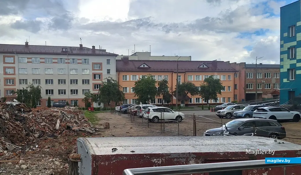 Август 2025 г. Могилев, ул. Пионерская. За центральной поликлиникой строят парковку.