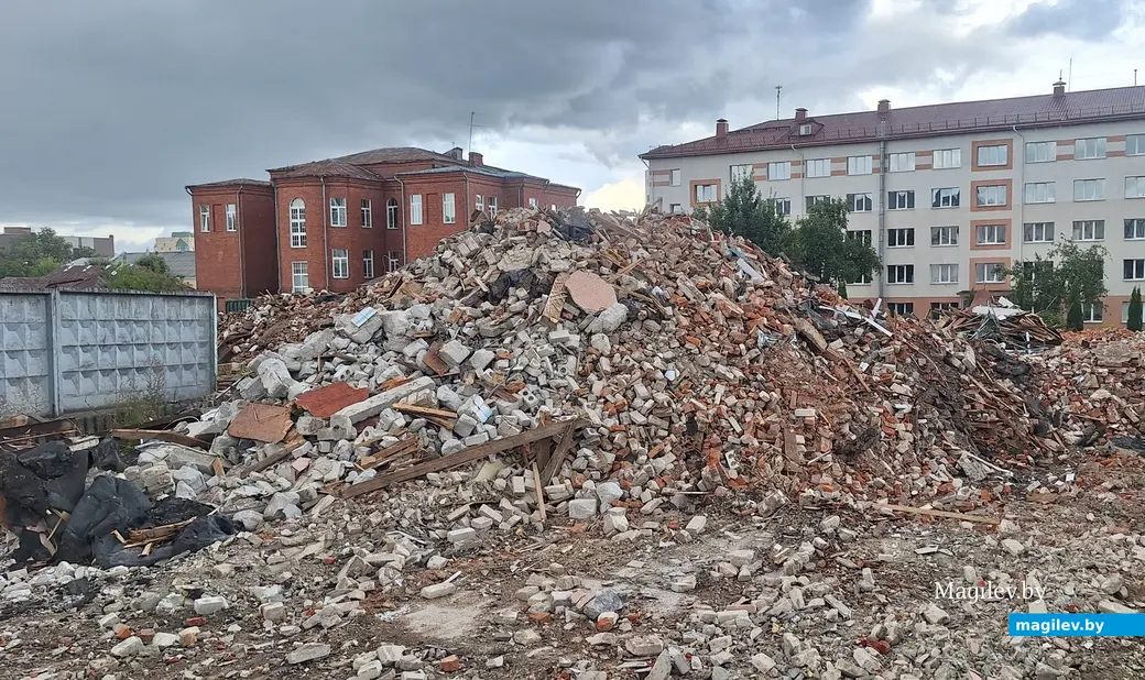 Август 2025 г. Могилев, ул. Пионерская. За центральной поликлиникой строят парковку.