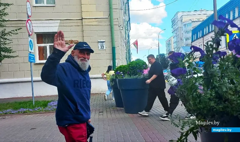 Август 2025 года, Могилев, ул. Ленинская. Борис Борщ: «До новой встречи, друзья!».