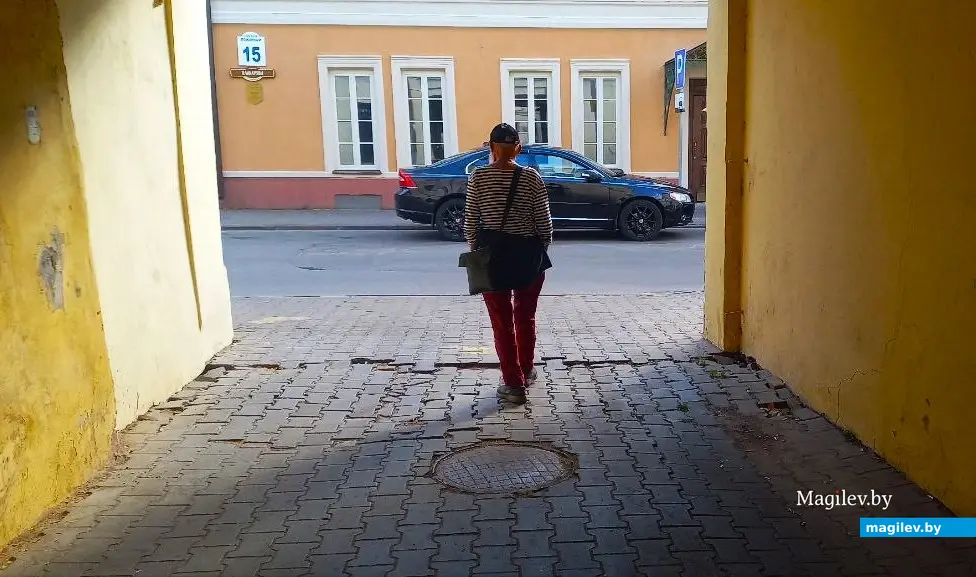 Август 2025 года, Могилев, ул. Ленинская. Борис Борщ выходит из дворика Алика Кузькина.