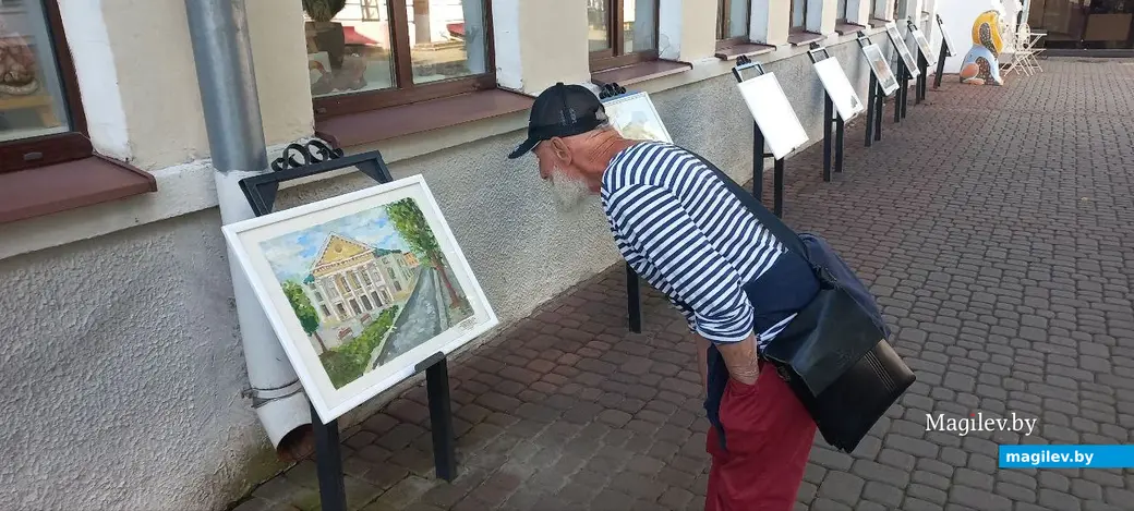 Август 2025 года, Могилев, ул. Ленинская. Борис Борщ в изобразительном искусстве знает толк.