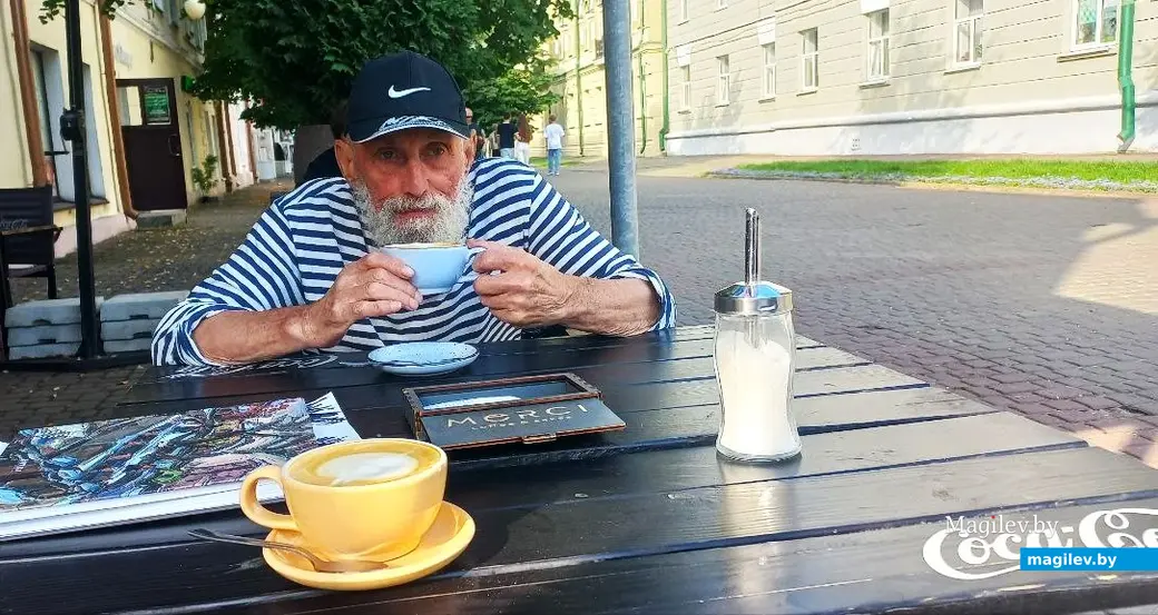 Август 2025 года, Могилев, ул. Ленинская. Борис Борщ: «А кофе замечательный!».