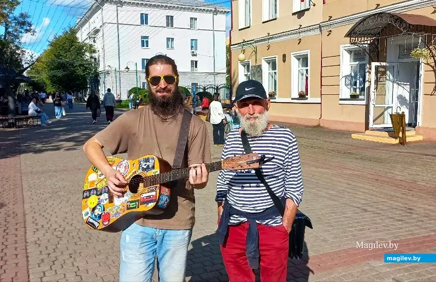 Август 2025 года, Могилев, ул. Ленинская. С уличным музыкантом.
