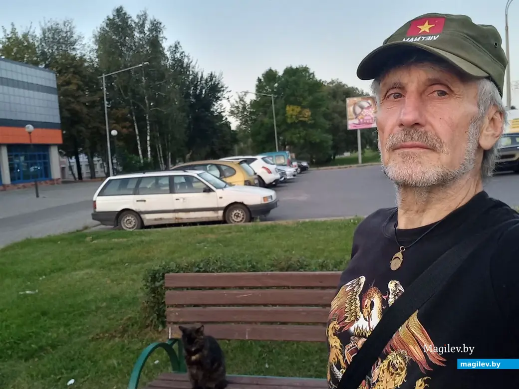 Август 2025 года, Могилев, Казимировка. Котик Ами ждет не только моих указаний.