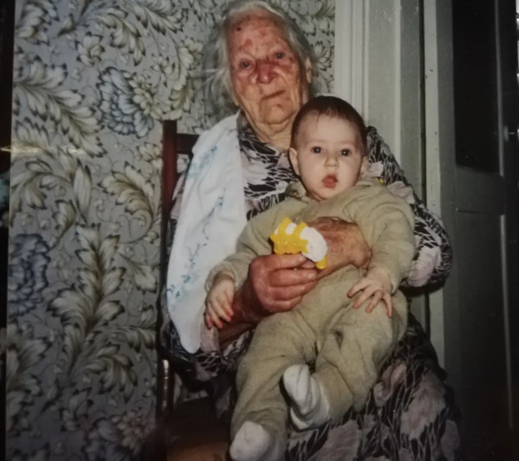 Жена Ивана Федоровича Пименова, Анна Макаровна, с праправнуком. Она прожила 100 лет.