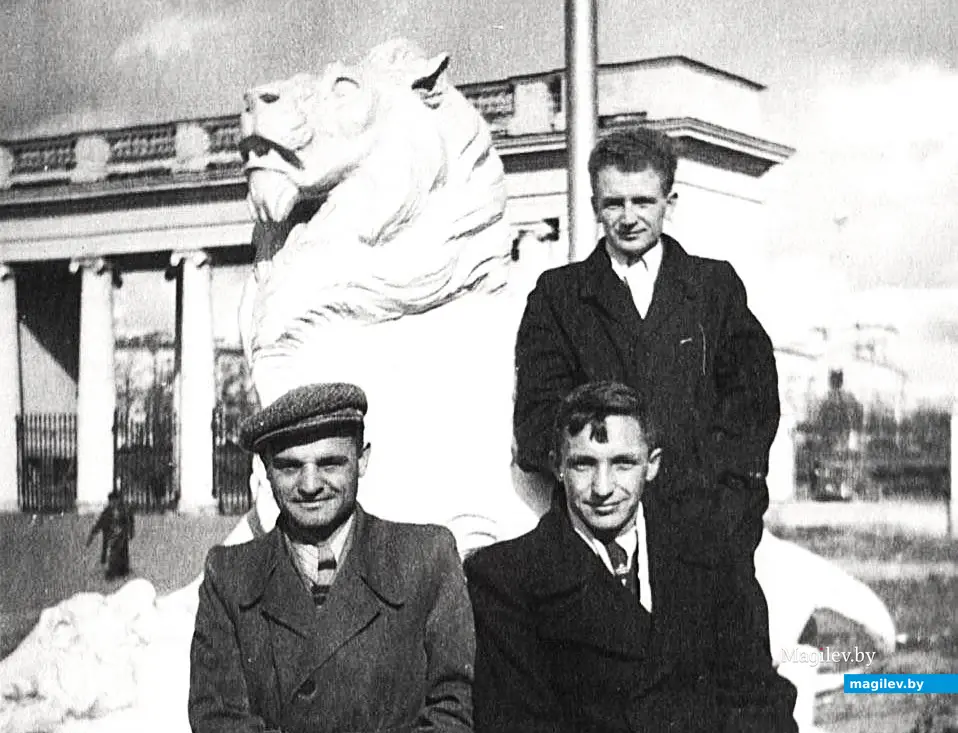 1956 год, Минск. Студенты Белорусского лесотехнического института. Вверху – Степан Булова.
