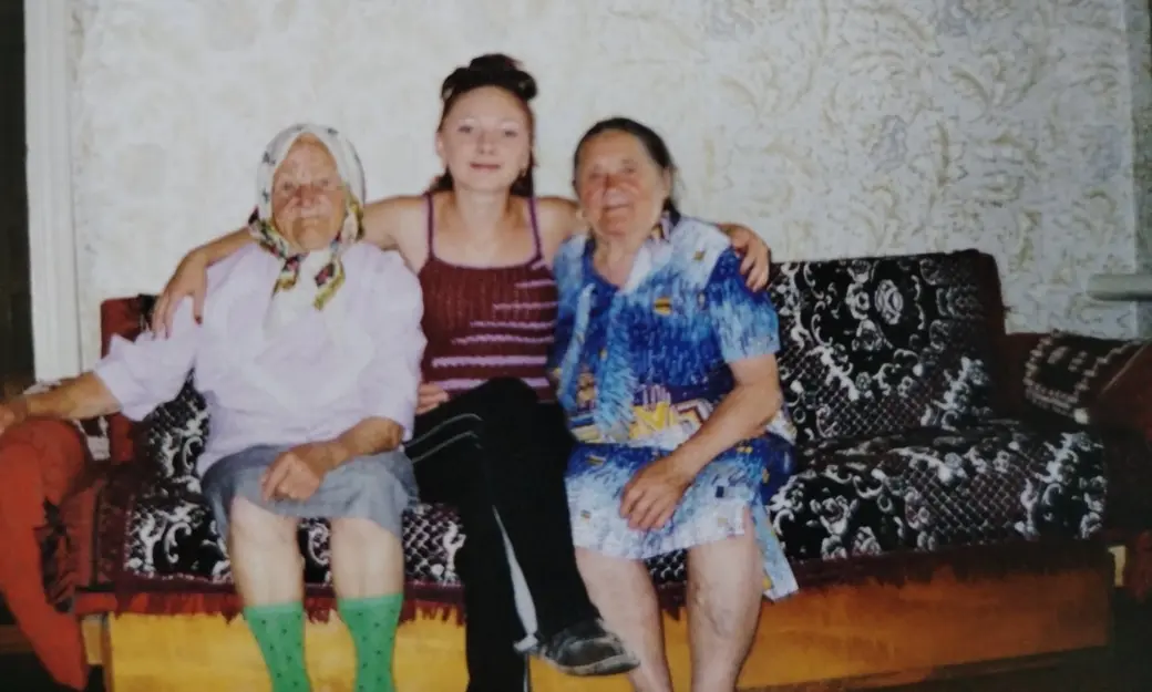 2003 г. Лоев. Анна Макаровна Пименова (слева) с правнучкой Светланой и невесткой Лидией Сергеевной.