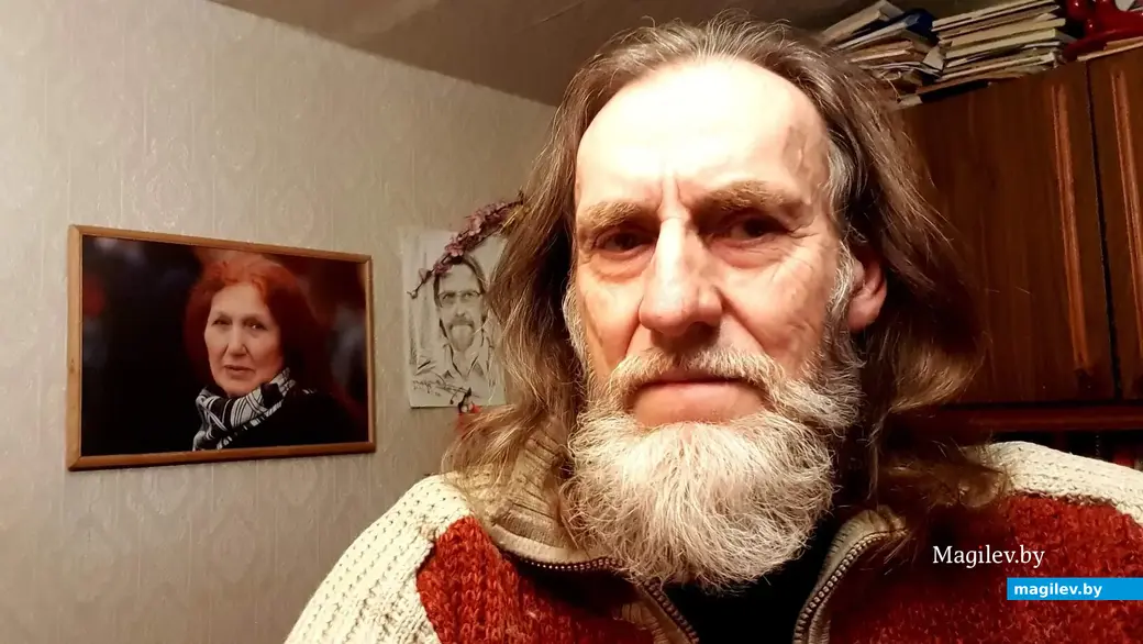 Август 2025 года, Могилев. В мастерской у Игоря Гришина. Художник и находящаяся теперь уже на определенном удалении Муза.