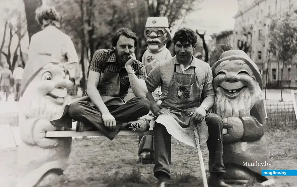 1980-е годы, Могилев. Игорь Гришин (слева) с коллегой по резцу и кисти.