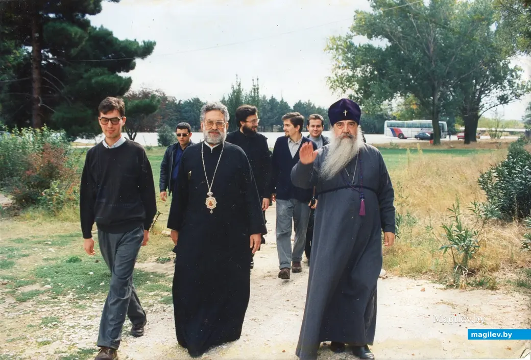 Алексей (имя, данное при рождении будущему епископу Серафиму) с митрополитами Пантелеимоном (Родопулосом) и Филаретом.