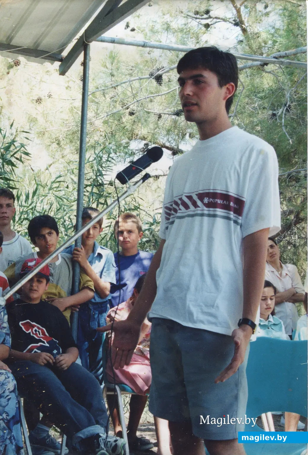 Будущий епископ выступает перед юными слушателями.