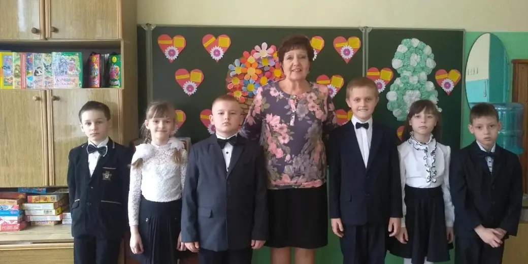Раиса Бодюл с учениками 23-й школы