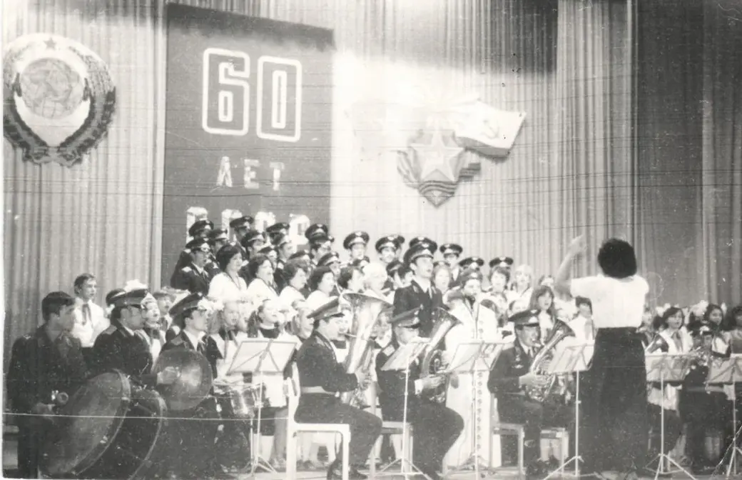 Раиса Бодюл руководит армейским хором в Зябровке