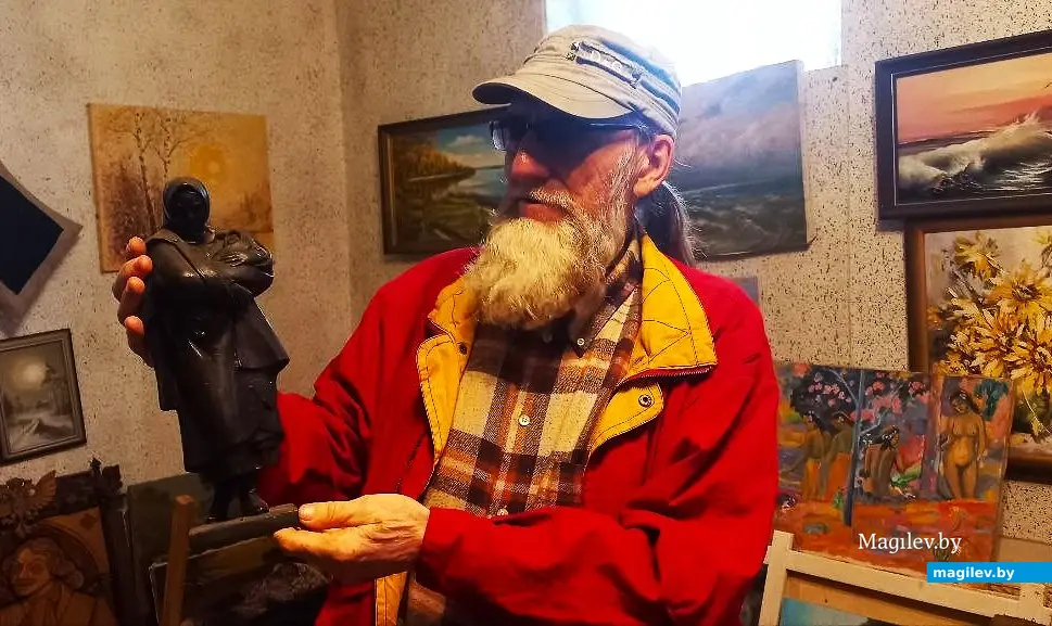 Август 2025 года, Могилев. В мастерской у Игоря Гришина. Скульптура «Мама».