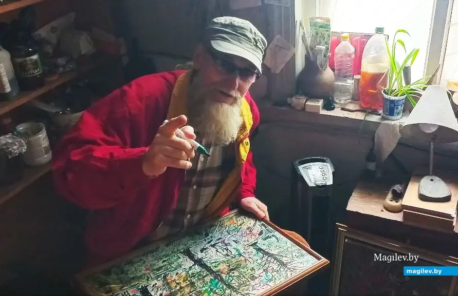 Август 2025 года, Могилев. В мастерской у Игоря Гришина. Хозяин работает над нашей коллективной картиной.