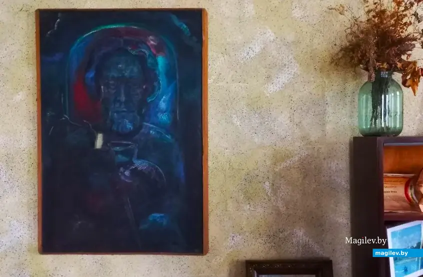 Август 2025 года, Могилев. В мастерской у Игоря Гришина. Автопортрет Плейшнера, написанный им в начале 1980-х.