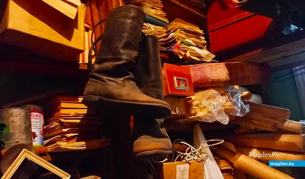 Август 2025 года, Могилев. В мастерской у Игоря Гришина. Кстати, это пара сапог, которые Игорь, будучи учащимся художественного училища, приобрел для поездки на