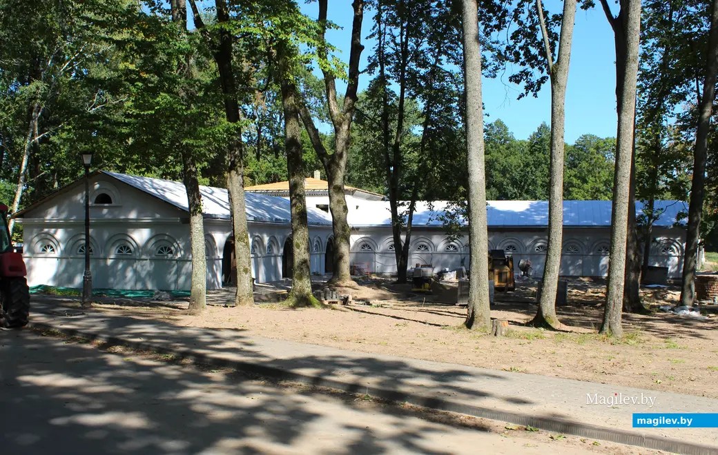 31 августа 2025 года. Дворцово-парковый комплекс Булгаков в Жиличах. Кировский район Могилевской области. Конюшня.