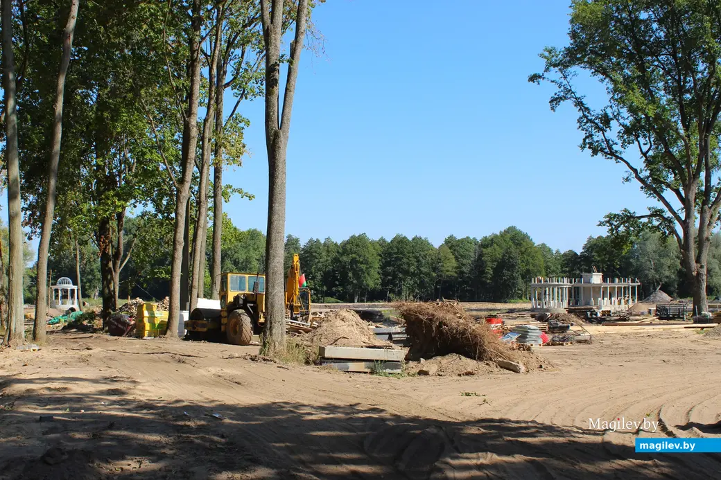 31 августа 2025 года. Дворцово-парковый комплекс Булгаков в Жиличах. Кировский район Могилевской области. Строительство купальни.