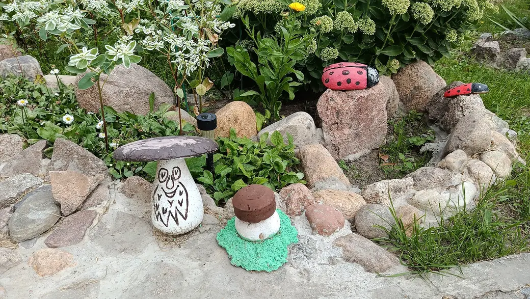 Август 2025 г. Старые булыжники, которые попадаются на обочине дороги Бобруйск -Любань, Сергей использует в качестве декора во дворе.