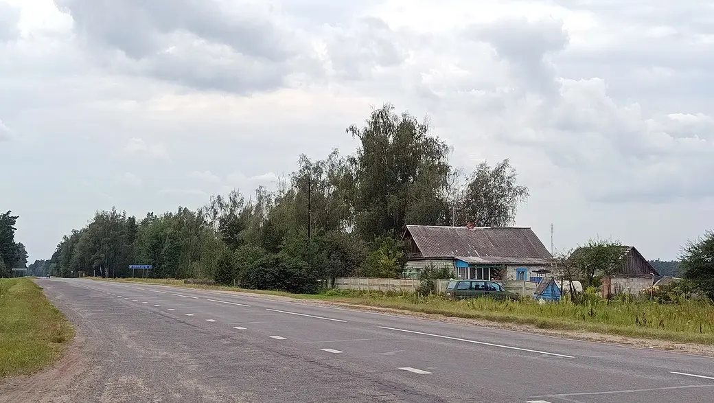 Август 2025 г. Дом на трассе Р-55 Бобруйск - Любань в нескольких километрах от Глуска.