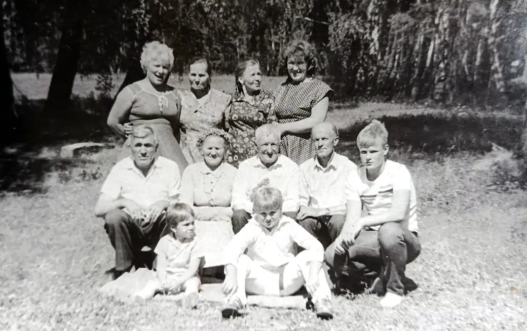 1980-е. Семья Кирилла Семеновича и Матрены Кузьминичны Дайнеко собралась на празднование их золотой свадьбы.