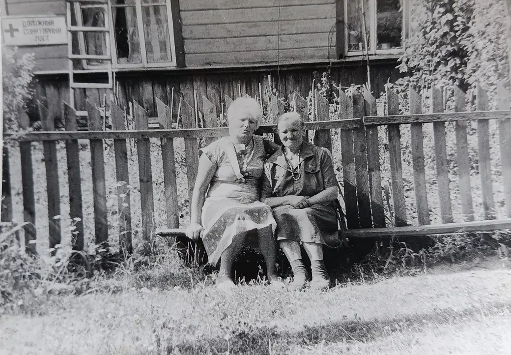 1980-е. Матрена Кузьминична Дайнеко (бабушка Сергея Перебираева) с дочкой Диной у своего дома.
