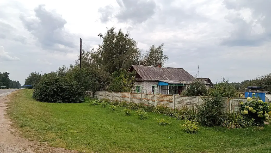 Август 2025 г. Дом стоит на трассе Бобруйск -Любань, а адрес у него д. Заречье.