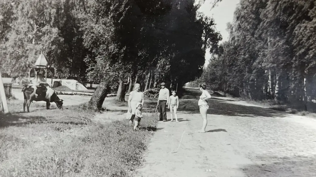 У «Дома дорожника». Такой была теперешняя трасса Р-55 Бобруйск - Любань в 1980-е: узкая, вымощенная булыжником.