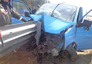 В Бобруйском районе микроавтобус налетел на ограждение трассы. Пострадал пассажир (видео)
