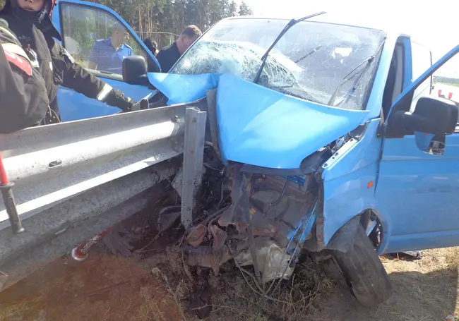 В Бобруйском районе микроавтобус налетел на ограждение трассы. Пострадал пассажир (видео)