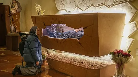 Монахиня молится у стеклянной гробницы Карло Акутиса в церкви Санта Мария Маджоре в Ассизи, Италия. Фото: Getty Images