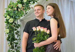 «Приехал с загрузки, привез ей ромашку». Бобруйские молодожены в черном, но у них праздник