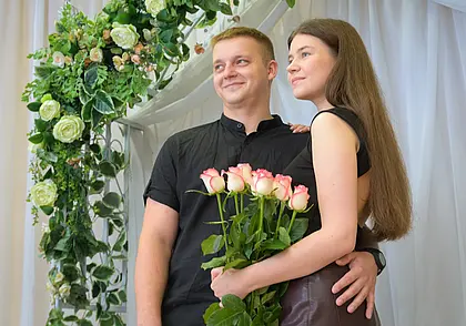 «Приехал с загрузки, привез ей ромашку». Бобруйские молодожены в черном, но у них праздник