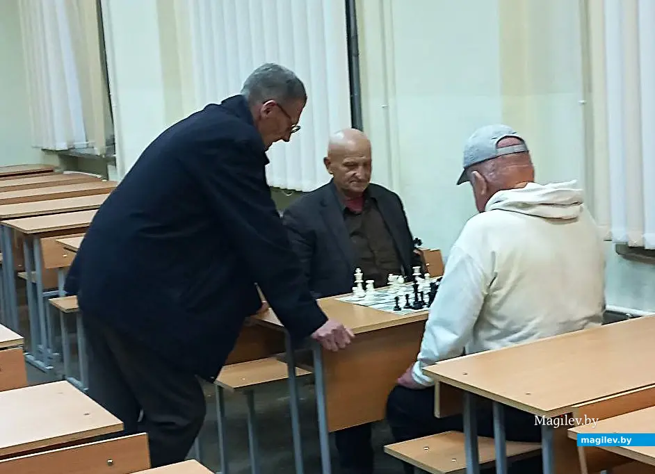 2014, Могилев, БРУ, ветеранский шахматный турнир. Дмитрий Гребенников наблюдает за игрой своих товарищей.